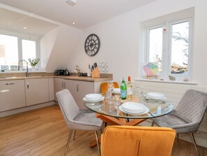 Stuga | Eget kök | Kylskåp, mikrovågsugn, diskmaskin och vattenkokare