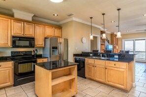 House, 4 Bedrooms | Private kitchen