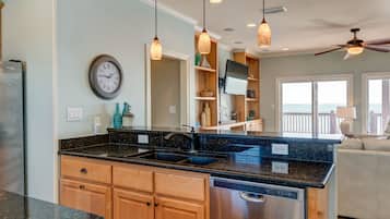 House, 4 Bedrooms | Private kitchen | Fridge, oven, coffee/tea maker, toaster