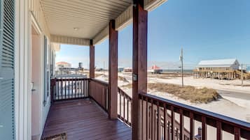House, 4 Bedrooms | Balcony