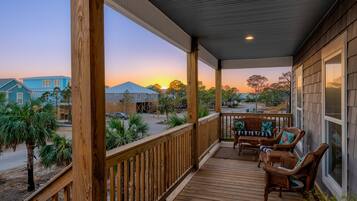 House, 6 Bedrooms | Balcony