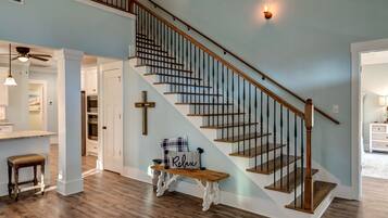 House, 6 Bedrooms | Living room