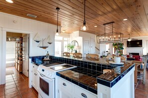 House, 4 Bedrooms | Private kitchen | Fridge, oven, coffee/tea maker, paper towels