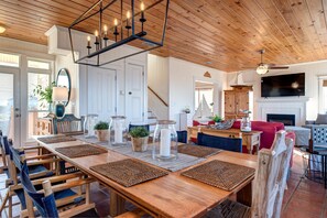 House, 4 Bedrooms | Private kitchen | Fridge, oven, coffee/tea maker, paper towels
