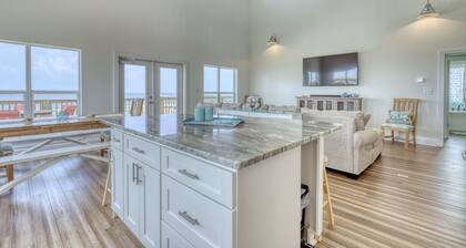 Salty Seahorse - Waterfront! Pet Friendly! Game Room, Pool Table, Beautiful Views - Room For The Whole Family 4 Bedroom Home by RedAwning