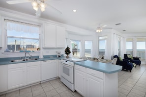 Maison, 3 chambres | Cuisine privée | Réfrigérateur, un four, cafetière-théière, essuie-tout
