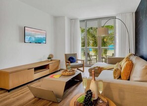 TV, offices - Apartment w/ Balcony+ Gym + Near Beach (Hallandale Beach)