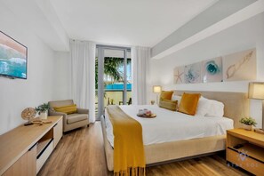 2 habitaciones, escritorio y tabla de planchar con plancha 