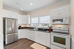 House, 6 Bedrooms | Private kitchen | Fridge, oven, stovetop, coffee/tea maker