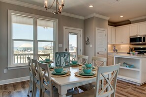 House, 5 Bedrooms | Private kitchen | Fridge, oven, coffee/tea maker, paper towels