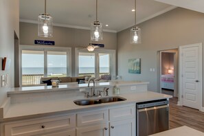 House, 5 Bedrooms | Private kitchen | Fridge, oven, coffee/tea maker, paper towels