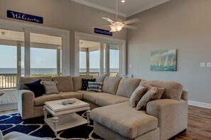 House, 5 Bedrooms | Living room