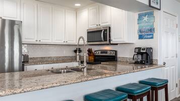 House, 4 Bedrooms | Dapur peribadi | Peti sejuk, ketuhar, dapur, pembancuh kopi/teh