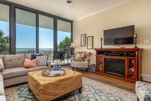 Condo, 2 Bedrooms | Living area