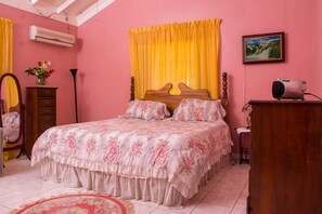 3 bedrooms - Peaceful 3 Bedroom Home 1 Min Away From The Beach (Tower Isle)