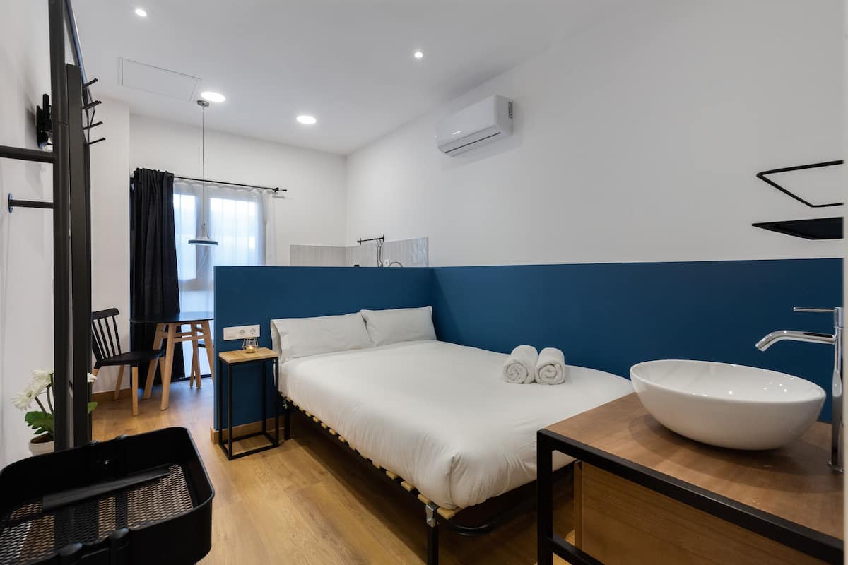 Superior Double Room | Desk, iron/ironing board, travel cot, free WiFi