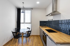 Estudio estándar | Cocina privada | Frigorífico, hervidor eléctrico, trona infantil y utensilios de cocina