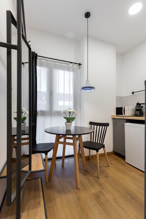 Fridge, electric kettle, high chair, cookware/dishes/utensils - Hotelito Boutique Valencia Estación (Valencia)