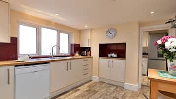 Køleskab, mikrobølgeovn, ovn, kogeplade