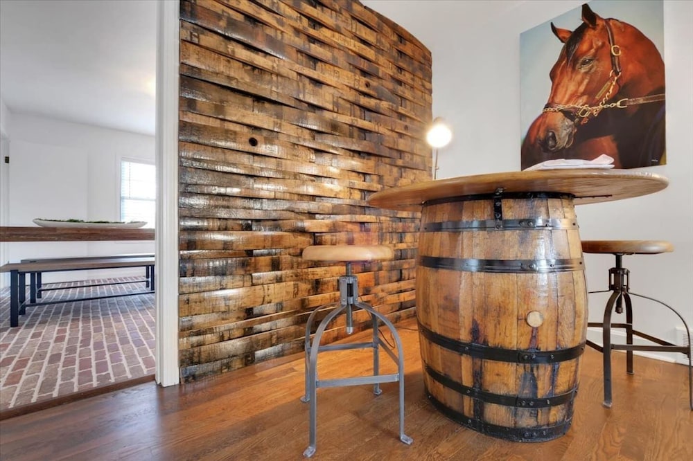 Walk to Kentucky Derby! - 2BR/1BA Bourbon Bungalow