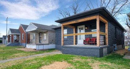 2BR/1BA Bourbon Bungalow - Expo Center