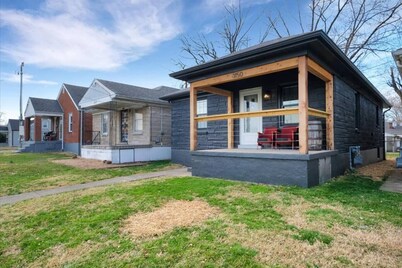 2BR/1BA Bourbon Bungalow - Expo Center
