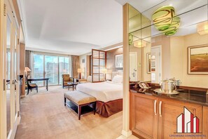 In-room safe, desk, iron/ironing board, free WiFi - MGM Signature-22-707 F1 Track & Strip View Balcony (Las Vegas)