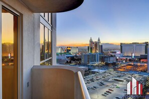 Property grounds - MGM Signature-22-707 F1 Track & Strip View Balcony (Las Vegas)