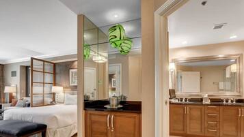 Caja de seguridad en la habitación y escritorio