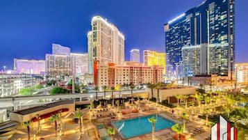 Alberca al aire libre y alberca climatizada