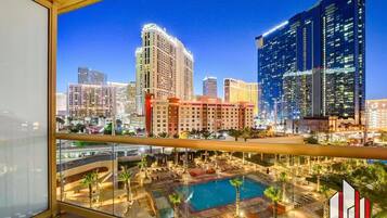 Alberca al aire libre y alberca climatizada