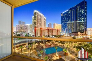 Alberca al aire libre y alberca climatizada