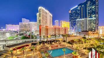 Alberca al aire libre y alberca climatizada