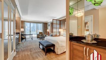 Een kluis op de kamer, een bureau, een strijkplank/strijkijzer