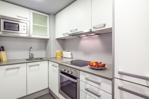 Een koelkast, een microgolfoven, een oven, een kookplaat