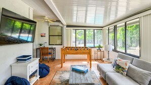Una sala de estar acogedora con una mesa de fútbol, un sofá y una mesa de centro.