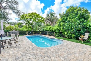 Una piscina al aire libre, una piscina climatizada