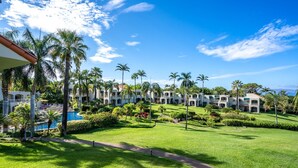 A resort with a swimming pool, palm trees, and a well-maintained lawn. - Elegant Wailea Retreat Near Keawakapu Beach & Resort Amenities (Kihei)