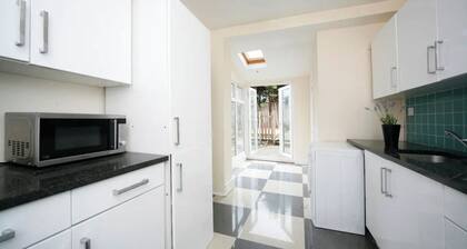 Comfy Double Room Near the Underground