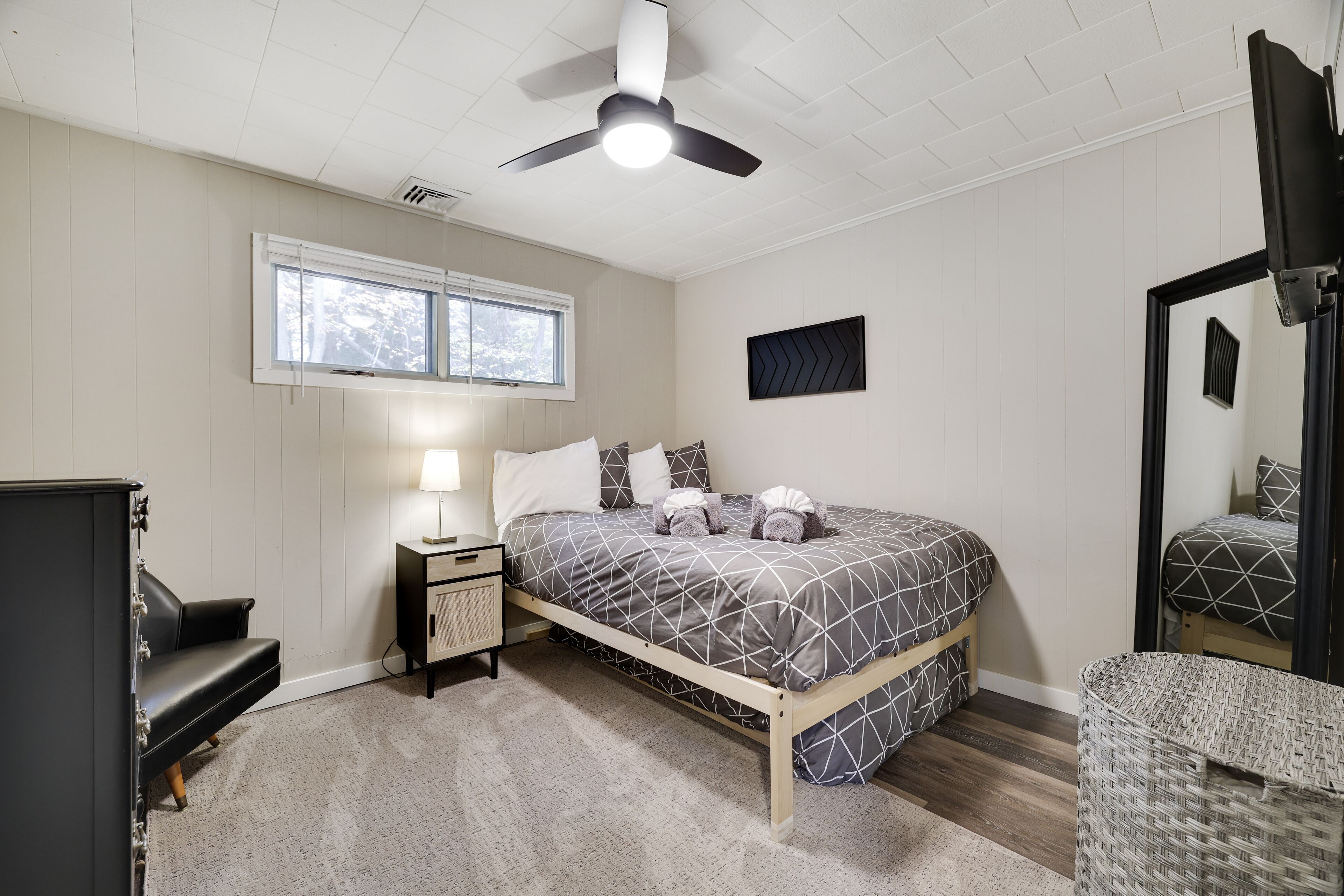 2 habitaciones, escritorio, tabla de planchar con plancha y wifi gratis 