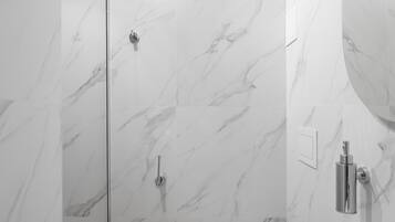 Deluxe Studio Suite | Bathroom