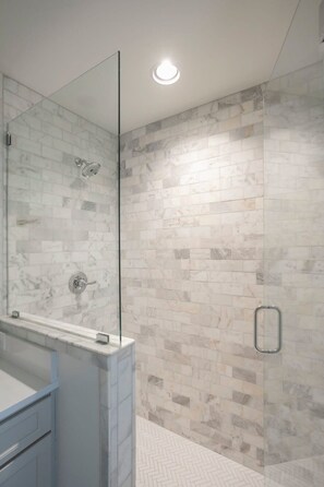 Dusche, Haartrockner, Handtücher, Shampoo
