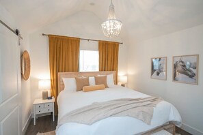 2 habitaciones, escritorio, tabla de planchar con plancha y wifi 