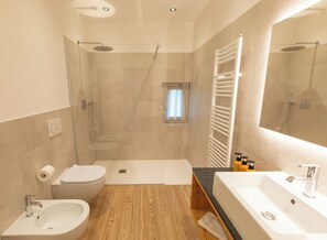 Badekar, hårtørrer, bidet, håndklæder