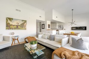 Smart TV, chimenea y estéreo 