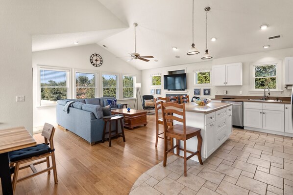 Televisión y chimenea 