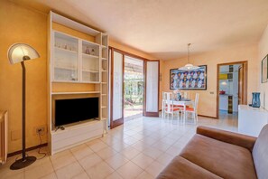 Family Apartment, Multiple Bedrooms (Cinzia Apartment Front Beach) | Living area | 21-inch Smart TV with cable channels - Cinzia Apartment Front Beach (Sirmione)