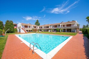 Apartamento familiar, varias habitaciones (Cinzia Apartment Front Beach) | Piscina | Una piscina al aire libre