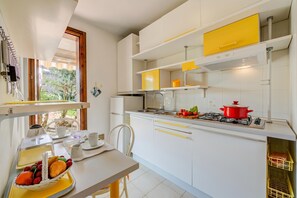 Frigorifero, microonde, piano cottura, macchina per tè/caffè