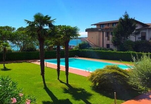 Outdoor pool - Cinzia Apartment Front Beach (Sirmione)